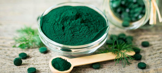 Spirulina: Il Superfood per Capelli Ricci Forti e Luminosi